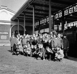 856639 Groepsportret van de leerlingen van de zesde klas van de Larense Montessorischool tijdens hun bezoek aan het ...